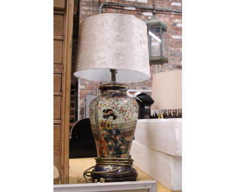 AN ORIENTAL LAMP BASE WITH SHADE DEPICTING GEISHA GIRLS ON WOOD STAND