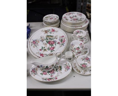 A QUANTITY OF VINTAGE WEDGWOOD 'CHARNWOOD' DINNER WARE TO INCLUDE VARIOUS SIZES OF PLATES, SERVING PLATTERS, SOUP COUPES AND 
