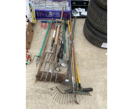 AN ASSORTMENT OF GARDEN TOOLS TO INCLUDE FORKS AND RAKES ETC