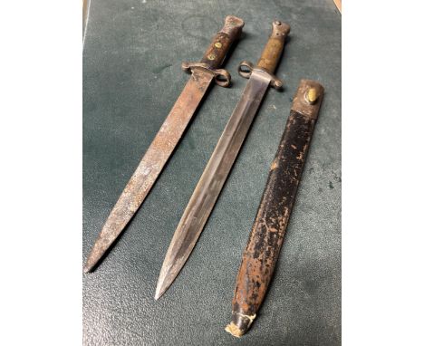 A BRITISH 1888 LEE METFORD BAYONET AND SCABBARD, 30CM BLADE, STAMPED WITH ORDNANCE MARKS AND A SIMILAR BAYONET LACKING SCABBA