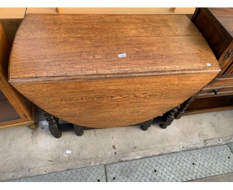 AN EARLY 20TH CENTURY OVAL OAK GATE LEG DINING TABLE ON BARLEY TWIST LEGS, 61" X 42" OPENED