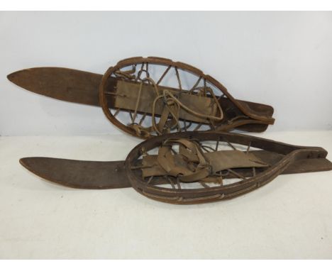 A PAIR OF WORLD WAR II BRITISH ARMY WOODEN SKI SNOWSHOES, LENGTH 75CM
