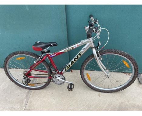 A GENTS GIANT BOULDER MOUNTAIN BIKE WITH 21 SPEED GEAR SYSTYEM