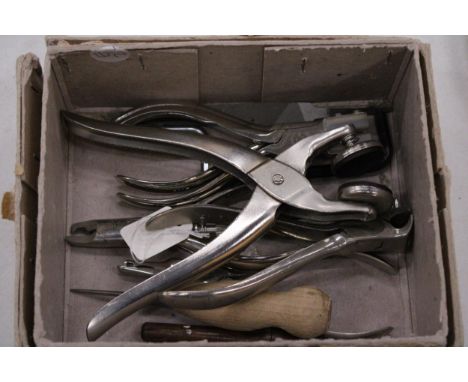 A QUANTITY OF TOOLS TO INCLUDE TRIPLE BEAK PLIERS, LEATHER WORK PLIERS, AWL, JEWELLERY MAKING PLIERS, ETC.,