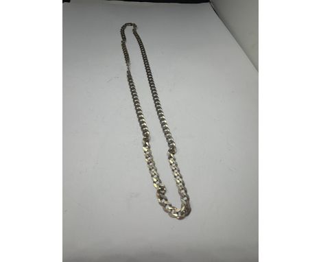 A SILVER FLAT LINK NECKLACE LENGTH 18"