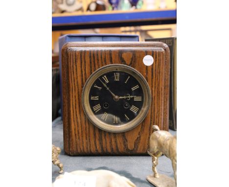 A VINTAGE MAHOGANY CASED MANTLE CLOCK WITH PENDULUM