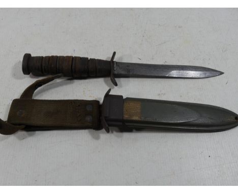A U.S.A. M8 FIGHTING KNIFE AND SCABBARD, 17CM BLADE, LENGTH 32CM