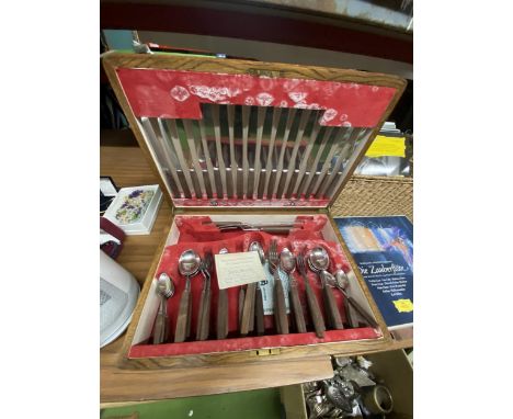 A VINTAGE WOODEN HANDLED CANTEEN OF CUTLERY IN A MAHOGANY BOX
