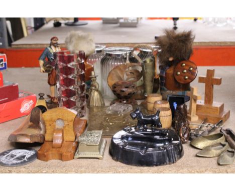 A MIXED VINTAGE LOT TO INCLUDE A CAST IRON SCOTTIE DOG ASHTRAY, GONKS, BRASSWARE, A CORKSCREW, GLASS LANTERNS, ETC