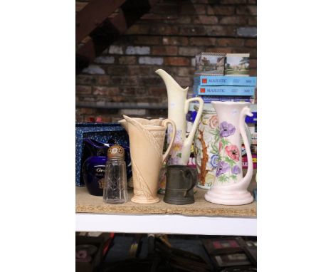 A MIXED VINTAGE LOT TO INCLUDE ART DECO JUGS, A PEWTER TANKARD, A WHISKY WATER JUG, ETC