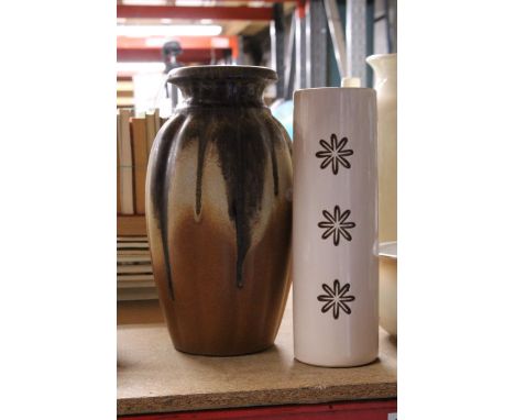 A LARGE SCHEURIDH KERAMIV WEST GERMAN CERAMIC VASE 292-40 TOGETHER WITH A FURTHER TALL VASE CREAM WITH BROWN MOTIF