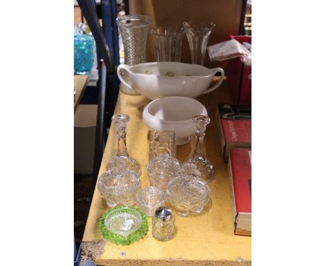 A QUANTITY OF GLASS AND CERAMICS TO INCLUDE A CERAMIC BESWICK PLANTER, VASES, TRINKET POTS, CANDLESTICKS, ETC
