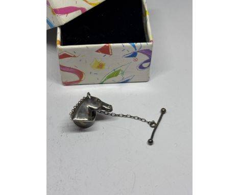 A HALLMARKED LONDON SILVER HORSES HEAD TIE STUD WITH A PRESENTATION BOX