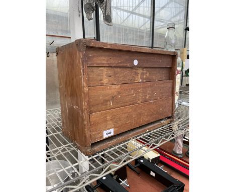 A VINTAGE FOUR DRAWER WOODEN JOINERS CHEST (DRAWERS STUCK)