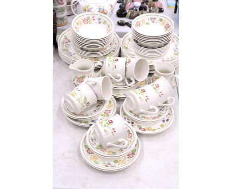 A 'COUNTRY LANE' PART DINNER SERVICE TO INCLUDE PLATES, BOWLS, CREAM JUGS, CUPS AND SAUCERS