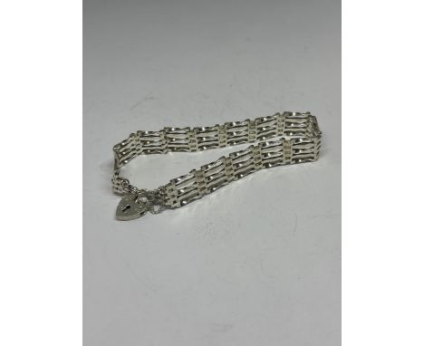 A HALLMARKED LONDON SILVER FIVE BAR GATE BRACELET WITH HEART PADLOCK