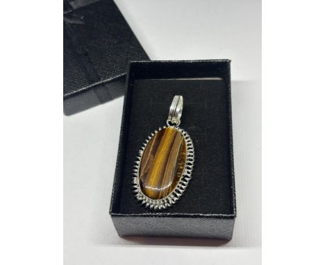 A MARKED 925 SILVER TIGER EYE PENDANT IN A PRESENTATION BOX