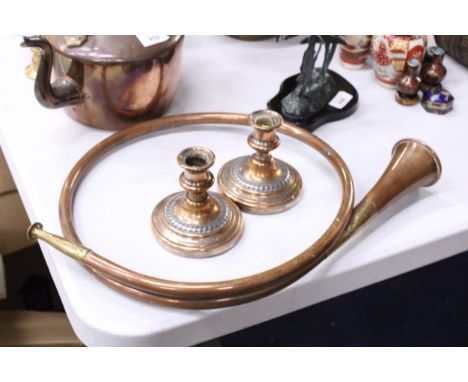 A BRASS AND COPPER HUNTING HORN, PAIR OF CANDLESTICKS AND A WARMING PAN