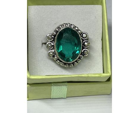 A MARKED 925 SILVER RING WITH GREEN STONE IN A PRESENTATION BOX