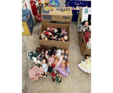 AN ASSORTMENT OF VARIOUS VINTAGE DOLLS