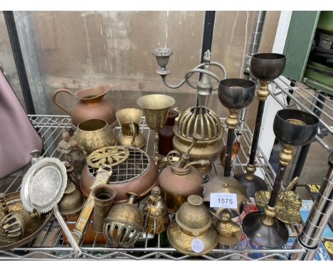 AN ASSORTMENT OF METAL WARE ITEMS TO INCLUDE BRASS FIGURES, A COPPER JUG AND A SILVER PLATED CANDLESTICK ETC
