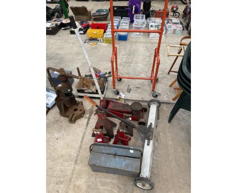 AN ASSORTMENT OF TOOLS TO INCLUDE A LARGE TROLLEY JACK AND FOUR AXEL STANDS ETC