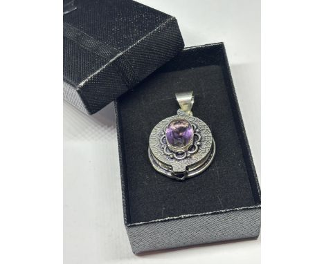 A MARKED 925 SILVER TRINKET BOX PENDANT IN A PRESENTATION BOX