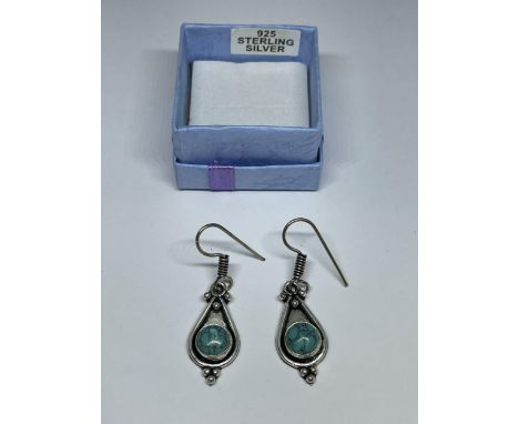 A PAIR OF MARKED 925 SILVER AND TURQUOISE NAVAJO STYLE STONE DROP EARRINGS IN A PRESENTATION BOX