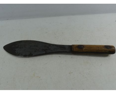 AN UNUSUAL VINTAGE PALM SHAPED KNIFE, 24.5CM BLADE, WOODEN GRIP, LENGTH 39CM