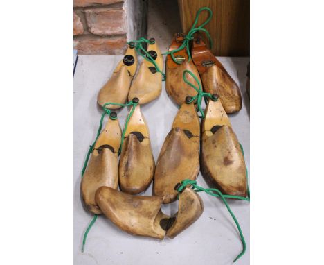 A QUANTITY OF VINTAGE WOODEN SHOE LASTS