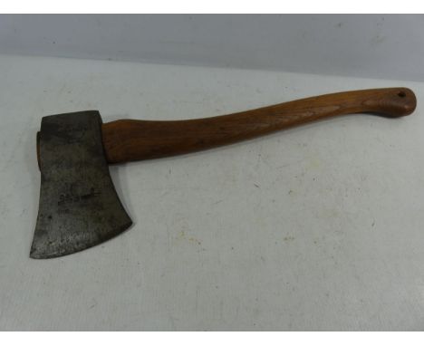 A LARGE VINTAGE HAND AXE, LENGTH 52CM