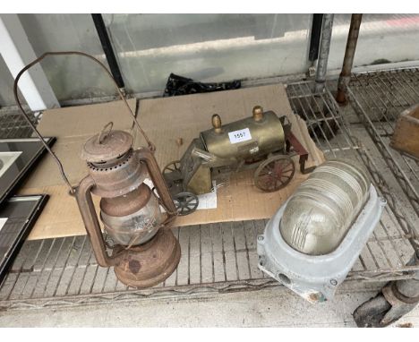 AN ASSORTMENT OF ITEMS TO INCLUDE A BRASS MODEL STEAM ENGINE CART, A WALL LIGHT AND A PARAFIN LAMP ETC