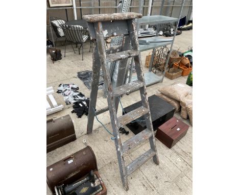A VINTAGE WOODEN FIVE RUNG STEP LADDER