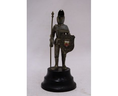 A VINTAGE MUSICAL KNIGHT IN ARMOUR TABLE LIGHTER "OLDENBURG GERMANY"
