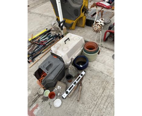 AN ASSORTMENT OF ITEMS TO INCLUDE A PET CRATE, PLANTERS AND TOOLS ETC