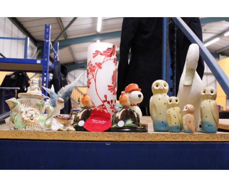 A MIXED LOT TO INCLUDE TWO ROBIN FIGURES ON A CHRISTMAS PUDDING, A SNOOPY MONEY BOX, WOODEN OWLS, CERAMIC BIRDS, ETC