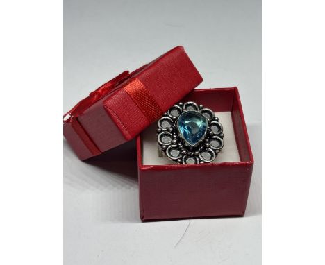 A MARKED 925 SILVER AND BLUE STONE RING IN A PRESENTATION BOX