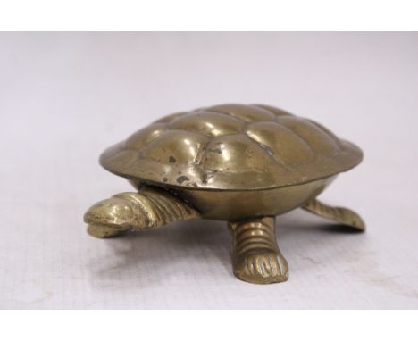 A VINTAGE BRASS TORTOISE HINGED LID TRINKET DISH
