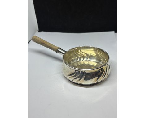A MARKED 800 SILVER FLAT CUP WITH WOODEN HANDLE GROSS WEIGHT 72.2 GRAMS