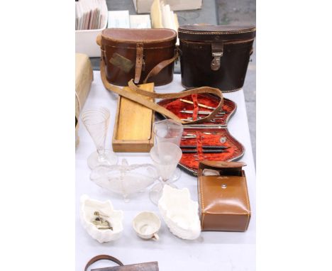 A MIXED LOT TO INCLUDE A TECHNICAL DRAWING SET IN LEATHER CASE, TWO LEATHER BINOCULAR CASES, VINTAGE GLASSWARE, COALPORT SHEL