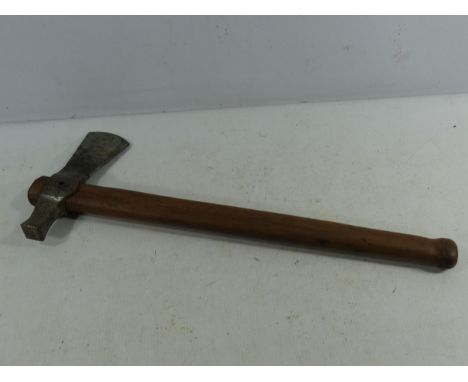 A VINTAGE BOARDING TYPE AXE, LENGTH 44CM