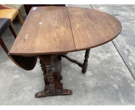 AN OVAL OAK GEORGE III STYLE GATE LEG TABLE ON TURNED LEGS, 57.5" X 36" OPENED