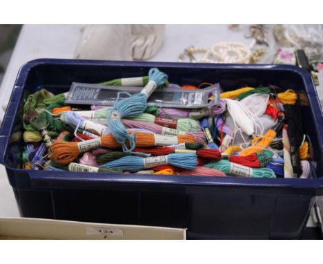 A LARGE COLLECTION OF TAPESTRY/EMBROIDERY THREADS