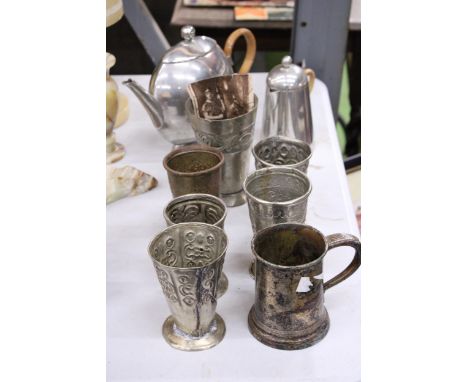 A QUANTITY OF WHITE METAL ITEMS TO INCLUDE A NICK MUNROE VINTAGE PEWTER TEAPOT AND LIDDED JUG, SIX VINTAGE WHITE METAL ENGRAV