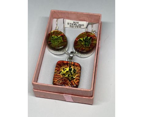 A MARKED 925 SILVER NECKLACE WITH DIPHORIC GLASS PENDANT AND MATCHING EARRINGS IN A PRESENTATION BOX