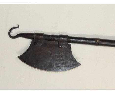 A VINTAGE SUBSTANTIAL WOODEN SHAFTED MEDIEVAL STYLE BILLHOOK AXE, LENGTH 124CM