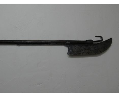 A VINTAGE SUBSTANTIAL WOODEN SHAFTED MEDIEVAL STYLE BILLHOOK AXE, LENGTH 185CM
