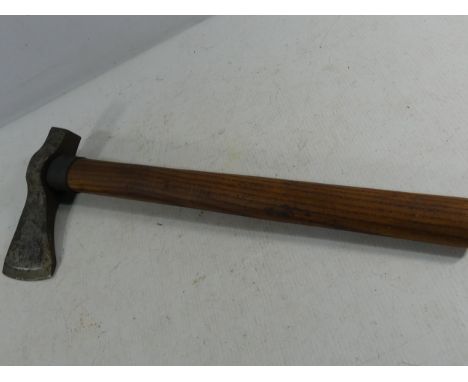 A VINTAGE BOARDING TYPE AXE, LENGTH 40CM