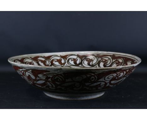 **Chinese-Inspired Decorative Ceramic Fruit Bowl with Intricate Swirling Red and White Patterns**This exquisite ceramic bowl 