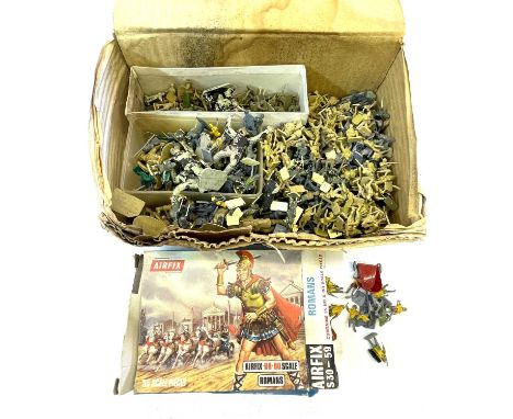 A mixed lot of vintage plastic toy soldiers, some unpainted, to include: - Various army men and H0-00 scale army men - Variou